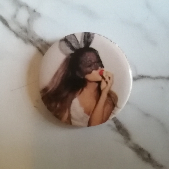 Ariana Grande Buttons: My Everything - Picture 5 of 6